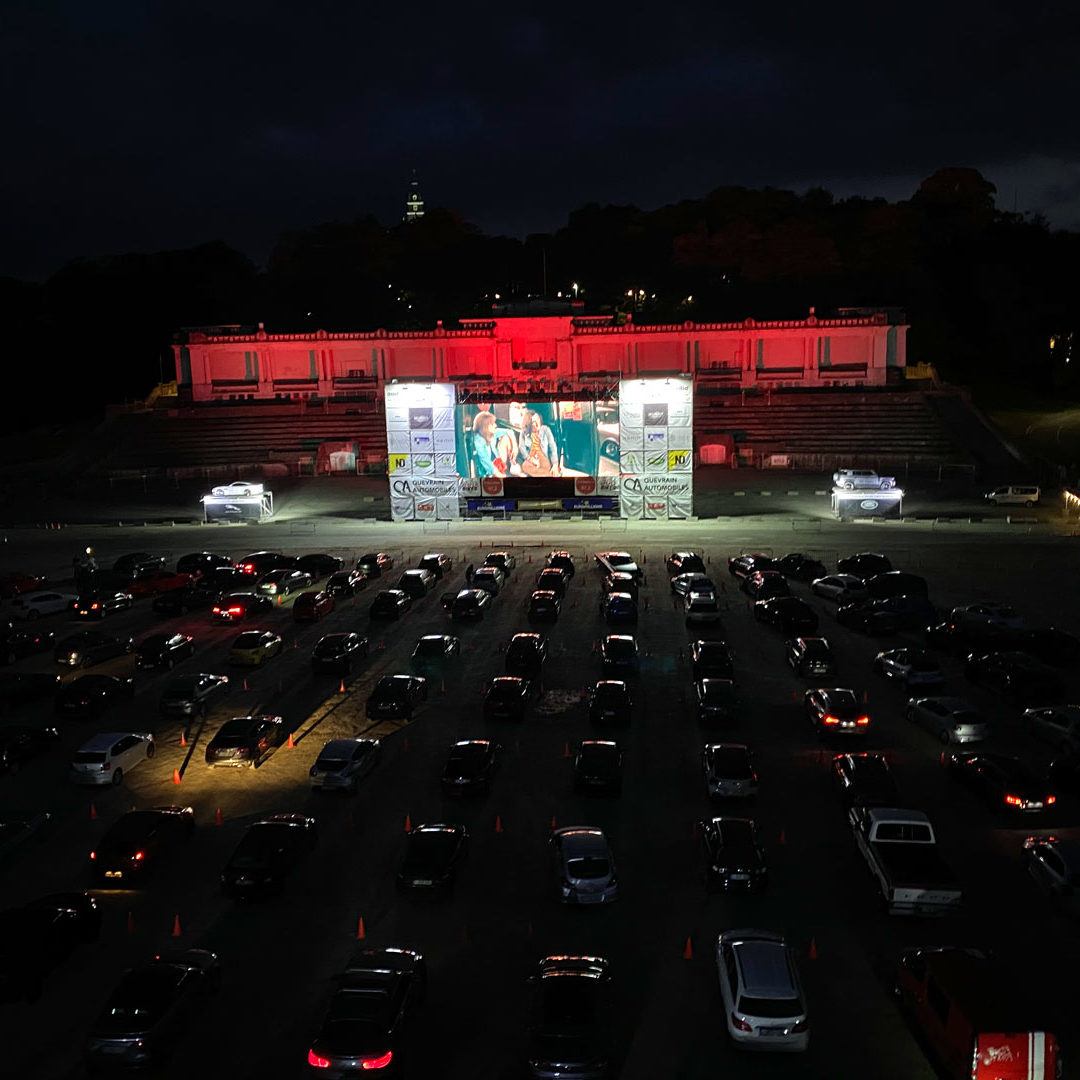 Soirée cinéma en voiture dans un cinéma Drive in